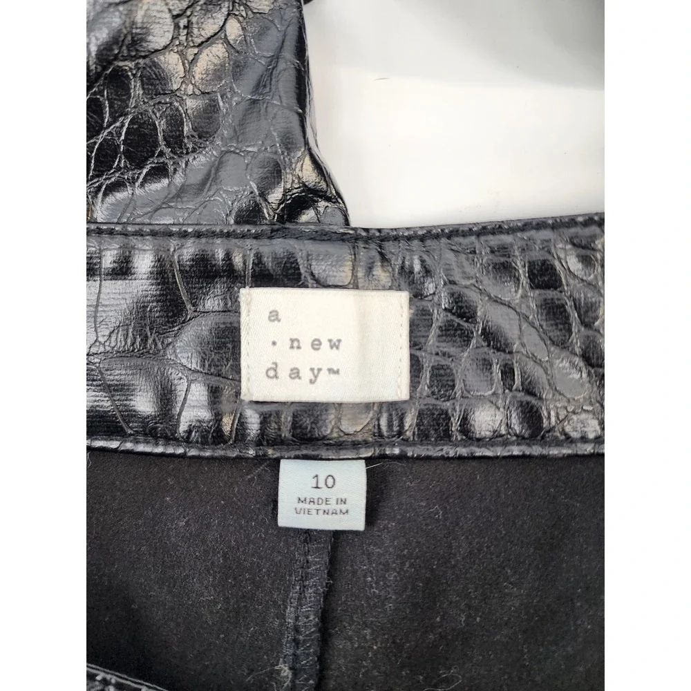 Black Faux Leather Croc Embossed Ankle Pants Size 10 Biker Animal Print Edgy Out